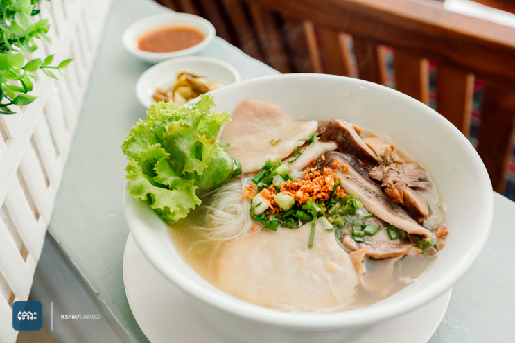 គុយទាវសាច់ជ្រូក